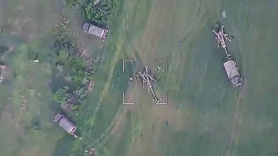© Минобороны РФ Кадр видео российского удара по украинской батарее 155-миллиметровых гаубиц М777 производства США